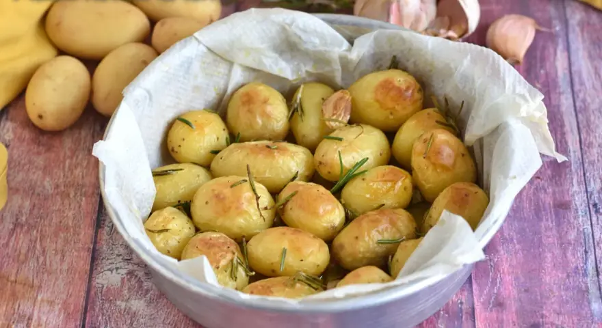 Patate novelle al forno dorate e profumate al rosmarino, pronte per essere gustate.
