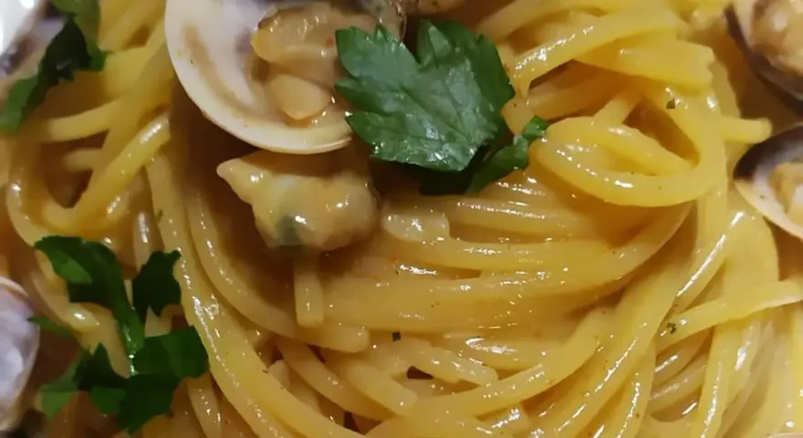 Spaghetti alle vongole surgelate, un piatto gustoso e veloce. Spaghetti conditi con vongole, prezzemolo e un filo d'olio.
