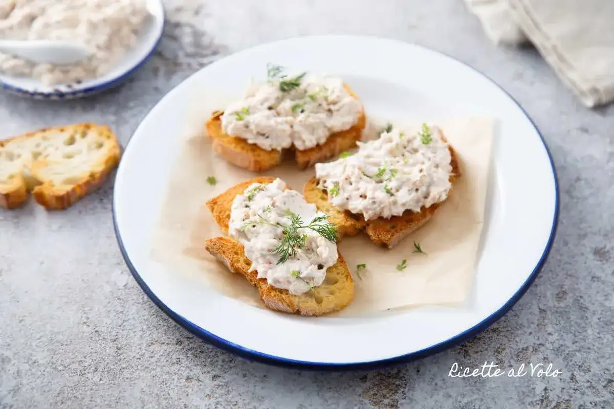 Bruschette con cremosa mousse di tonno, guarnite con aneto fresco. Un antipasto semplice e gustoso.