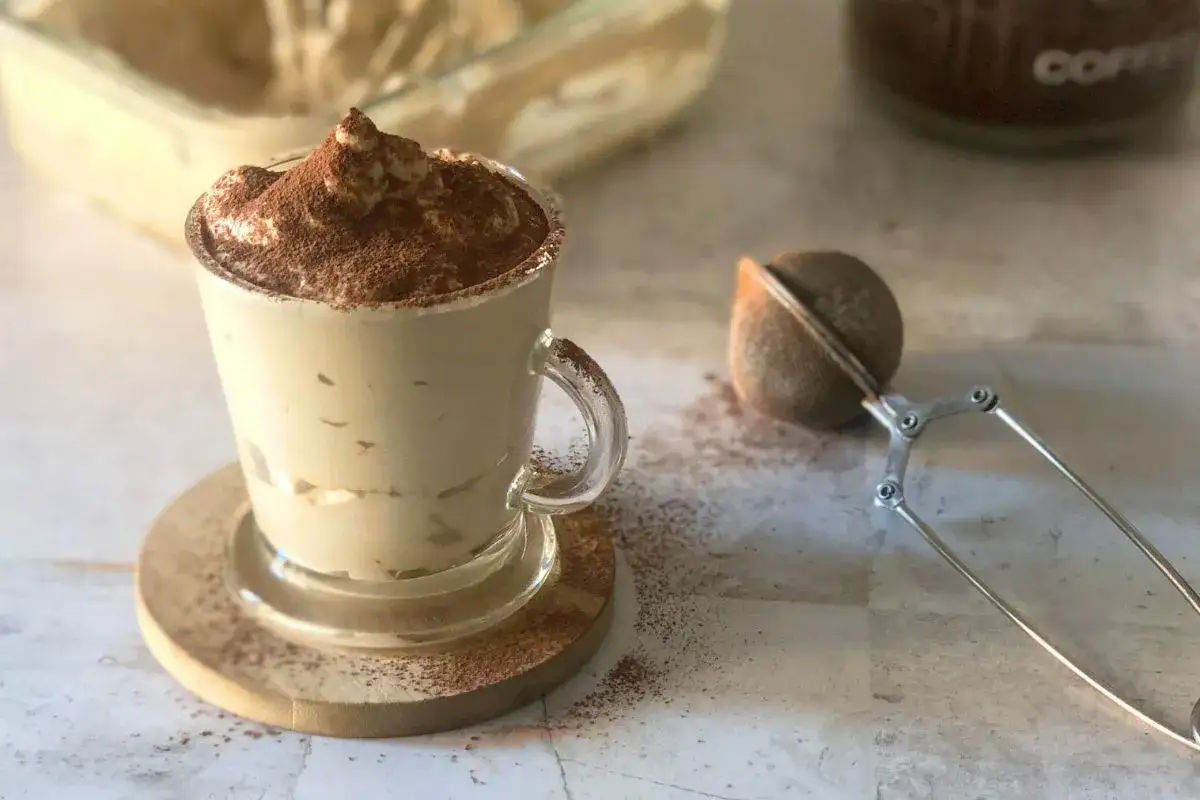 Crema di caffè come al bar con solo 3 ingredienti, spolverata di cacao, pronta da gustare.