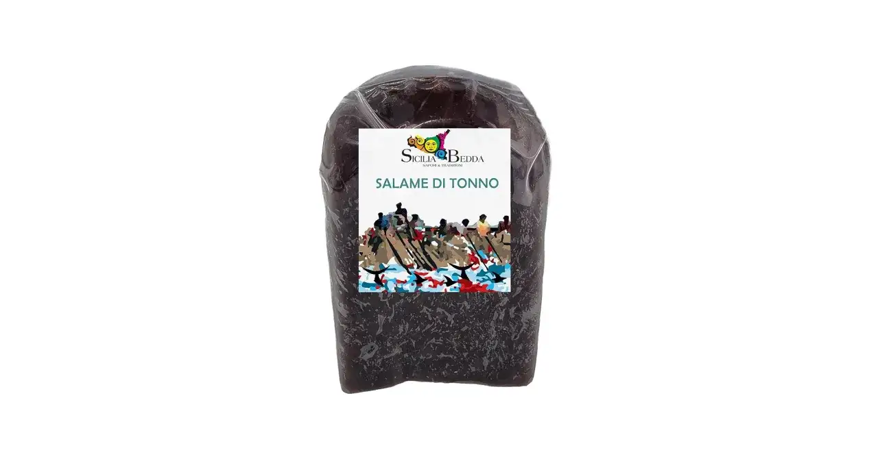 Un salame di tonno confezionato, con etichetta che raffigura una scena di pesca tradizionale siciliana.