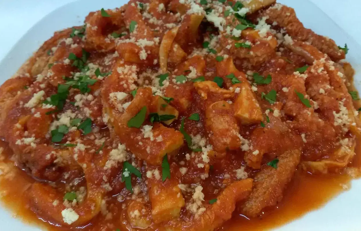 Trippa ricetta della nonna, un piatto succulento con trippa in umido, pomodoro, parmigiano e prezzemolo fresco.