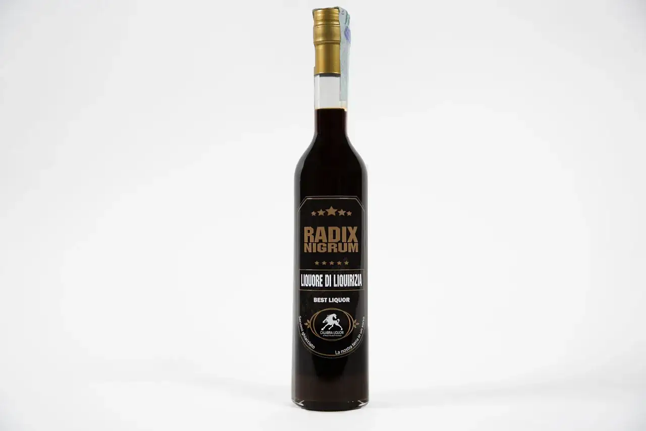 Bottiglia di liquore alla liquirizia scura, con etichetta nera e oro che riporta