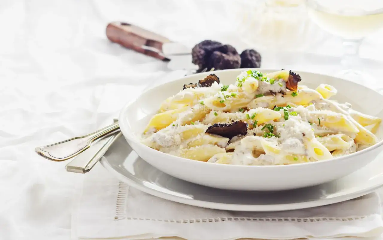 Penne cremose con tartufo nero, un piatto di pasta alla norcina che invita a gustare i sapori autentici.