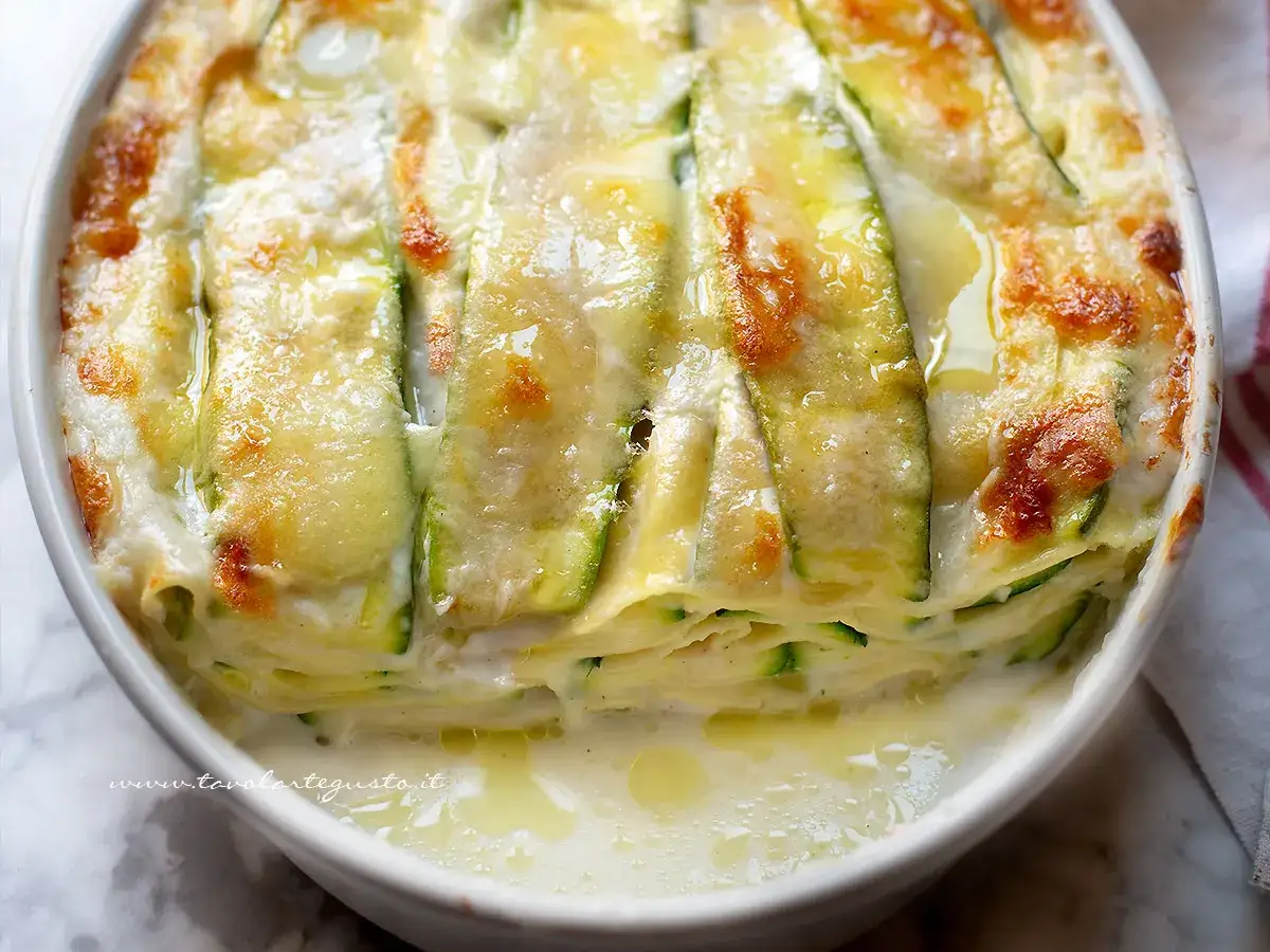 Lasagne di zucchine dorate e filanti, un piatto leggero e gustoso che conquista al primo assaggio.