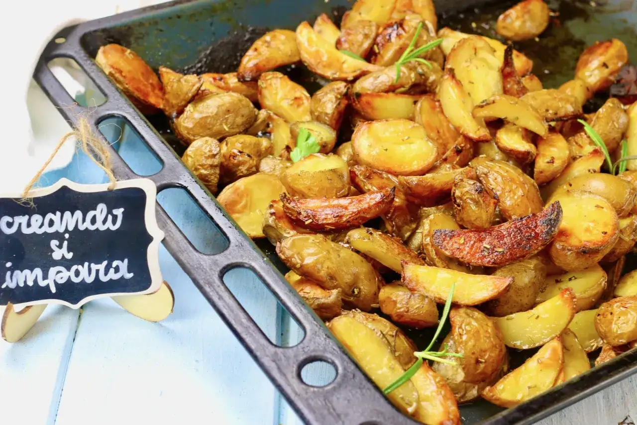 Patate al forno dorate e croccanti, un classico per ogni ricetta con patate. Perfette per ogni occasione!