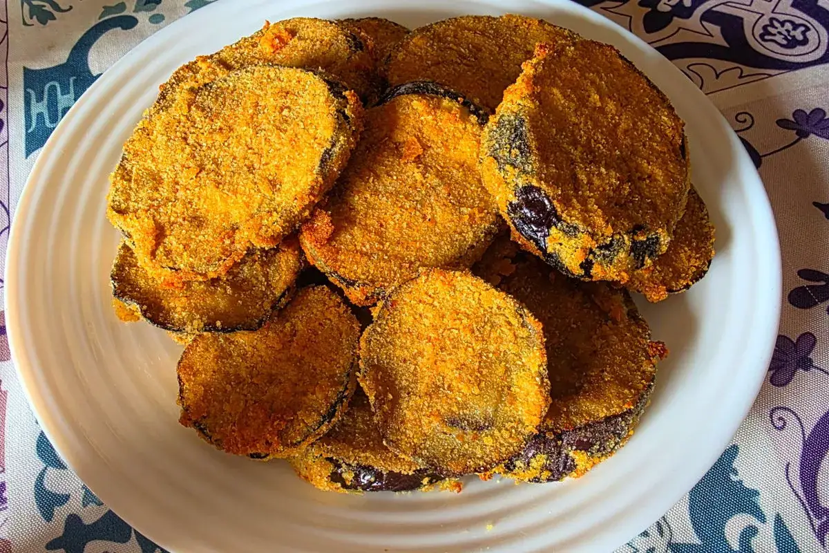 Fette di melanzane impanate e dorate, cotte nella friggitrice ad aria. Croccanti e gustose, perfette come contorno o antipasto.