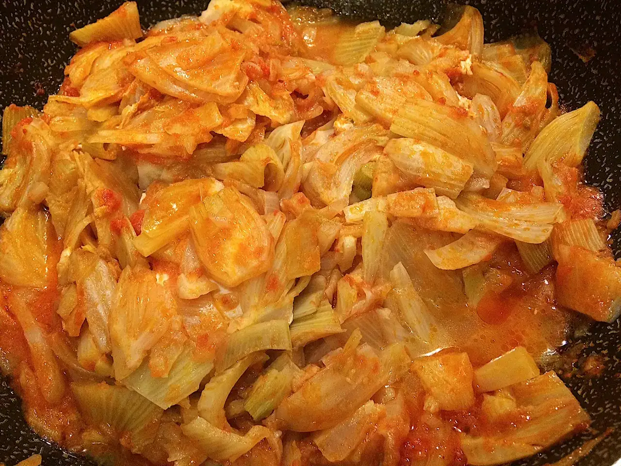 Finoçchi in padella con pangrattato, un contorno saporito e leggero, cotti con pomodoro e profumati.
