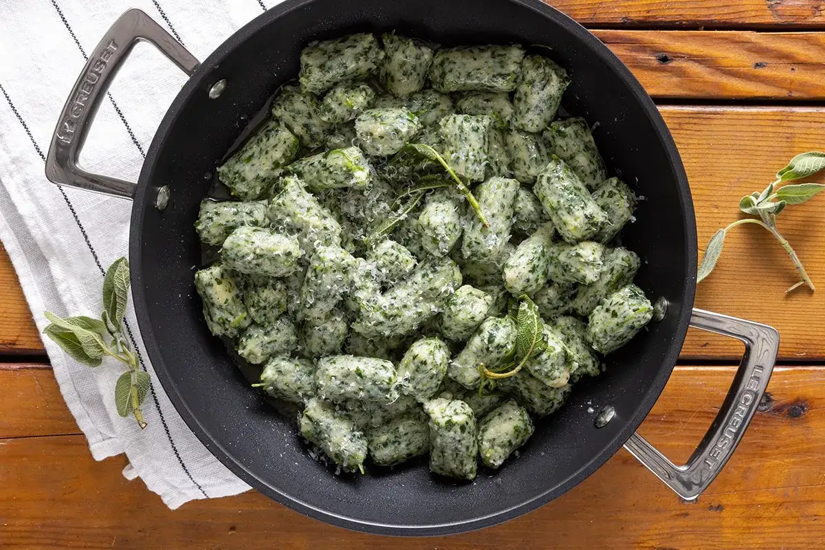 Strangolapreti alla trentina in padella, conditi con burro fuso, salvia e parmigiano grattugiato. Un piatto della tradizione.