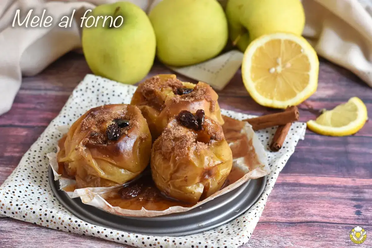 Mele cotte al forno, dorate e profumate alla cannella, con uvetta e limone. Un dolce confortante.