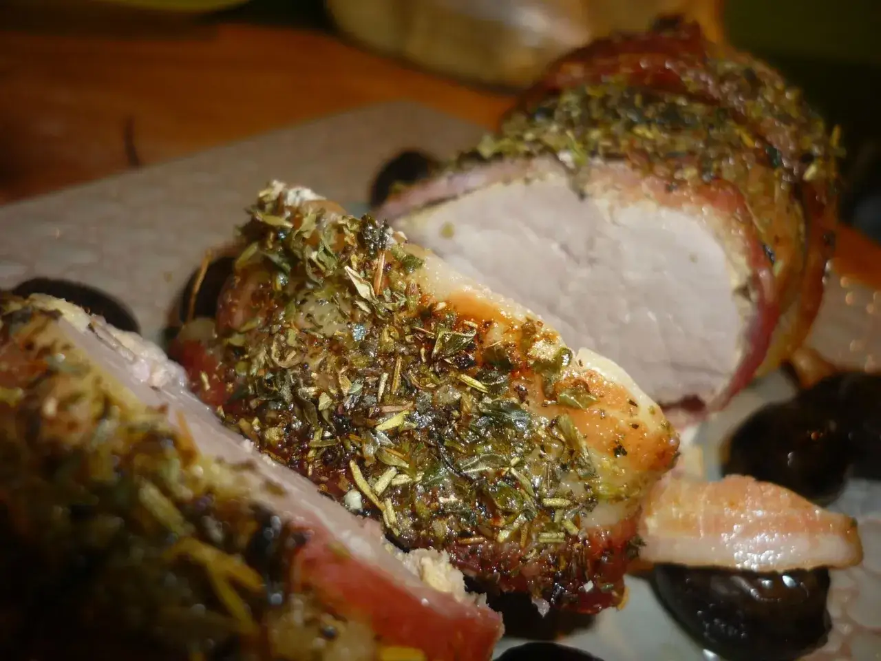 Succulento arrosto di maiale, cotto alla perfezione con erbe aromatiche e accompagnato da prugne.