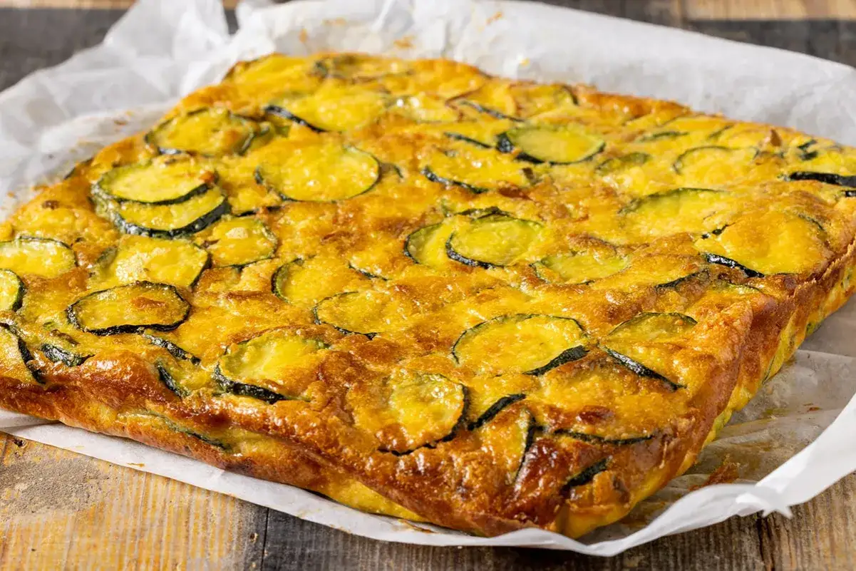 Una gustosa frittata di zucchine, dorata e invitante, pronta per essere servita.