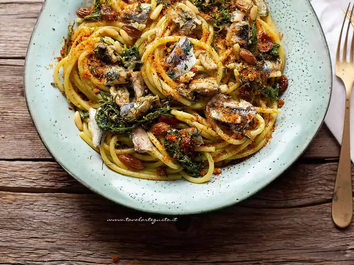 Un piatto di pasta con le sarde, ricca di sapori mediterranei, con finocchietto selvatico, pinoli e pangrattato tostato.