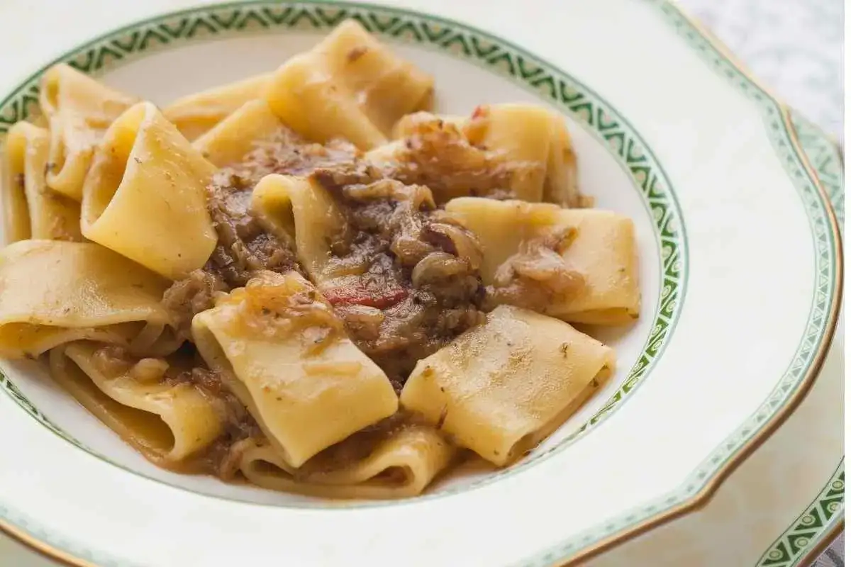 Paccheri alla genovese, un piatto ricco e saporito, con pasta fresca e un sugo di cipolle caramellate e carne.