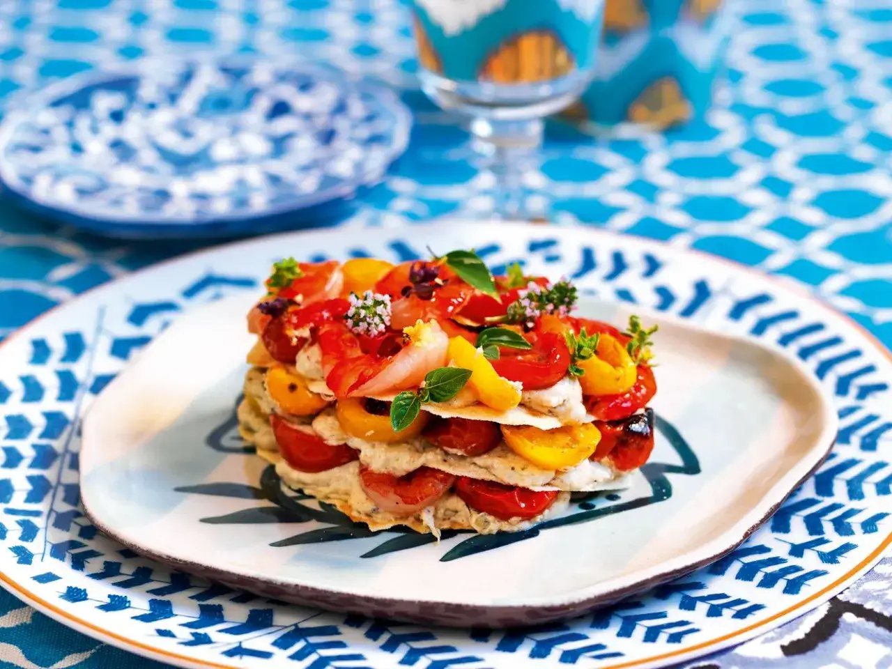 Squisita millefoglie di pomodorini e crema, perfetta tra i primi piatti per Ferragosto.