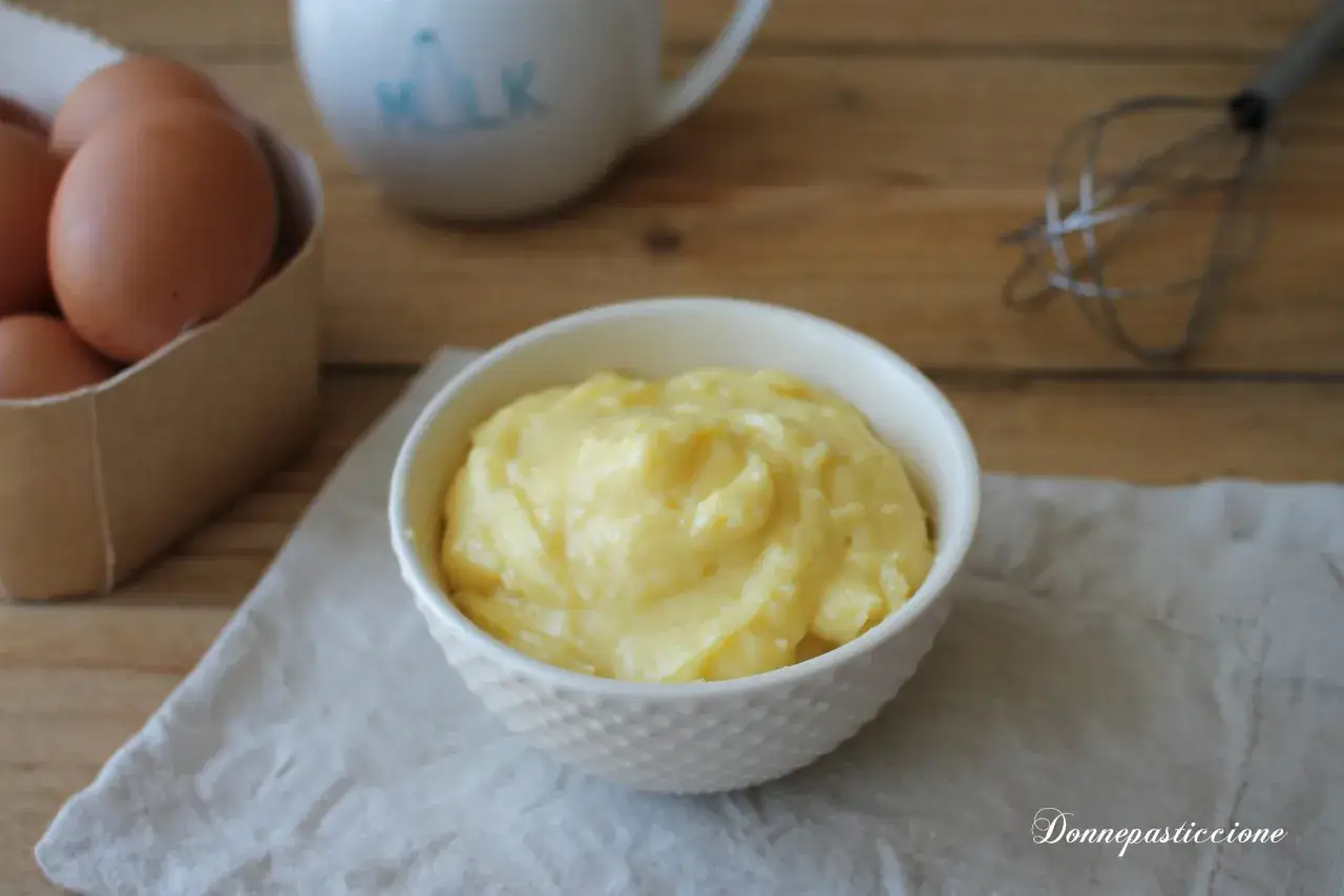 Crema pasticcera ricetta della nonna, soffice e profumata, pronta per farcire dolci golosi. Uova fresche e un pizzico di magia.
