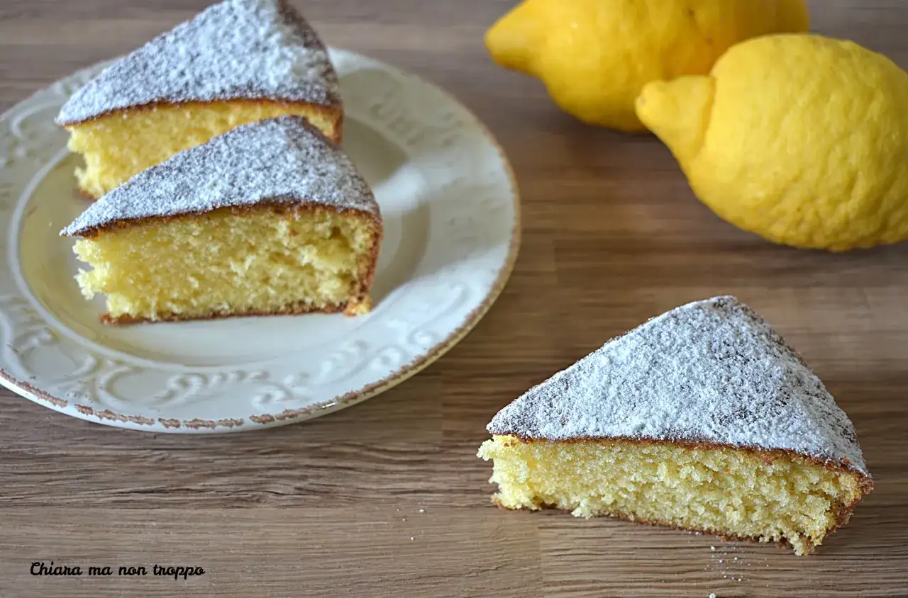 Fette di torta soffice e profumata al limone, spolverate di zucchero a velo. Una torta facile e veloce, perfetta per ogni occasione.