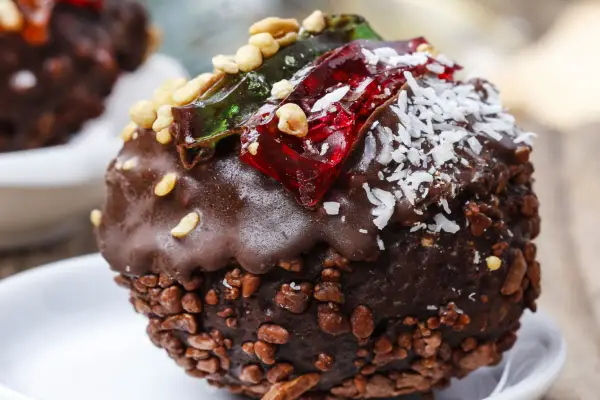 Deliziose palline di cioccolato ricoperte di croccantezza, con gelatine colorate e scaglie di cocco.