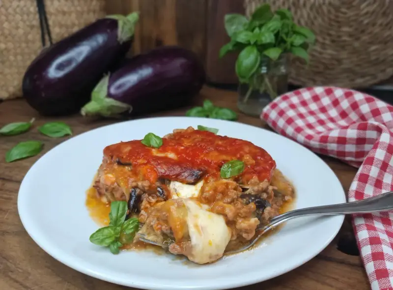 Un invitante pasticcio di melanzane, ricco e filante, pronto per essere gustato.