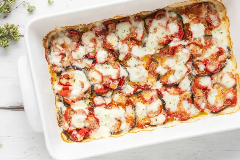 Melanzane grigliate al forno, uno strato invitante di verdure e formaggio fuso, pronto per essere gustato.